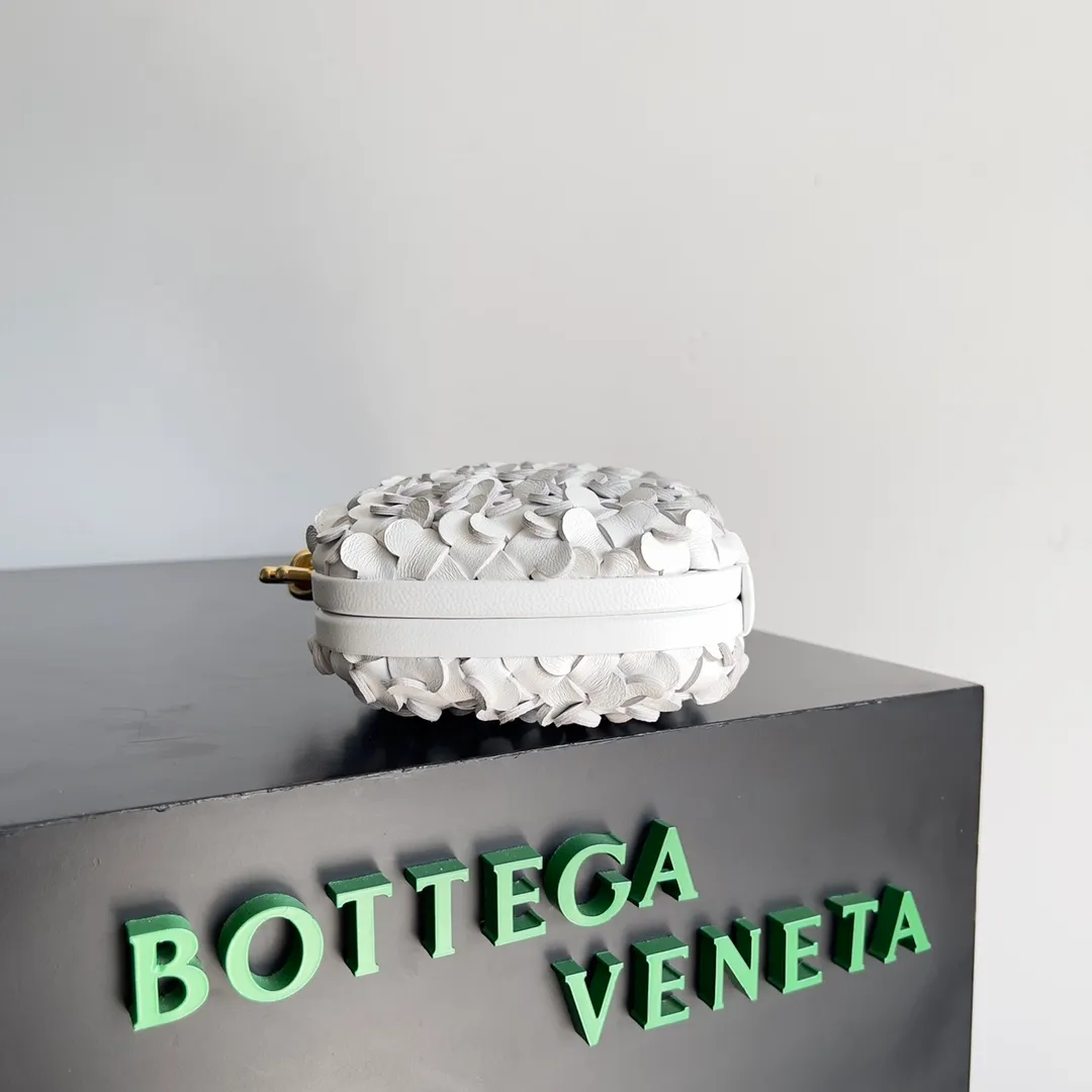 Batch 2080 Bottega Veneta 24 spring fashionable petal woven evening bag. No logo, no matter how shiny, this evening bag has gorgeous colors and eye-catching colors, and the forging of petal craftsmanship reveals the prosperity of spring. Original leather ➕ stainless steel hardware ➕ 24k real gold plating ➕ all handmade. Those who know a little bit about the history of our brand should have heard that the knot is a story of Bottega Veneta, and it is also one of the more important perfectly designed styles. Style number: 717622 Size: 20.5*6*12.5